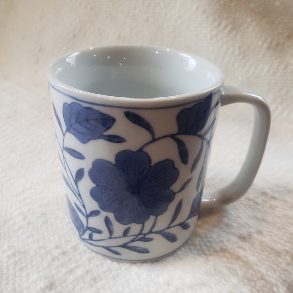 Blue and white floral mug - Picture 2 of 7